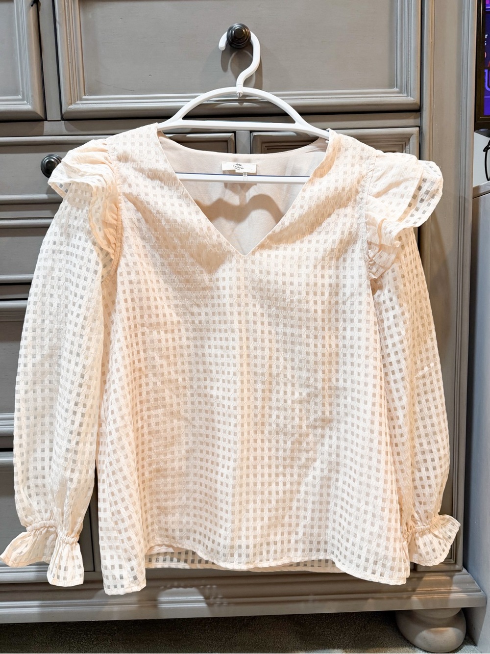 entro Cream V-Neck Swiss Dot Puff Sleeve Blouse